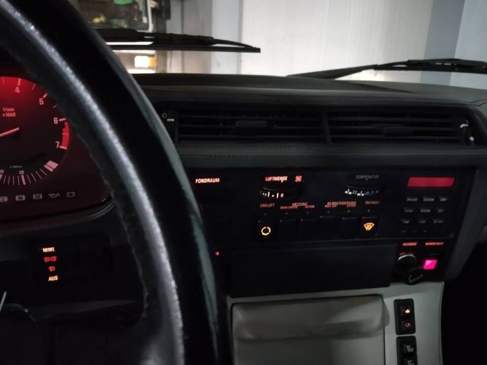 Bild 32/113 von BMW 735i (1986)