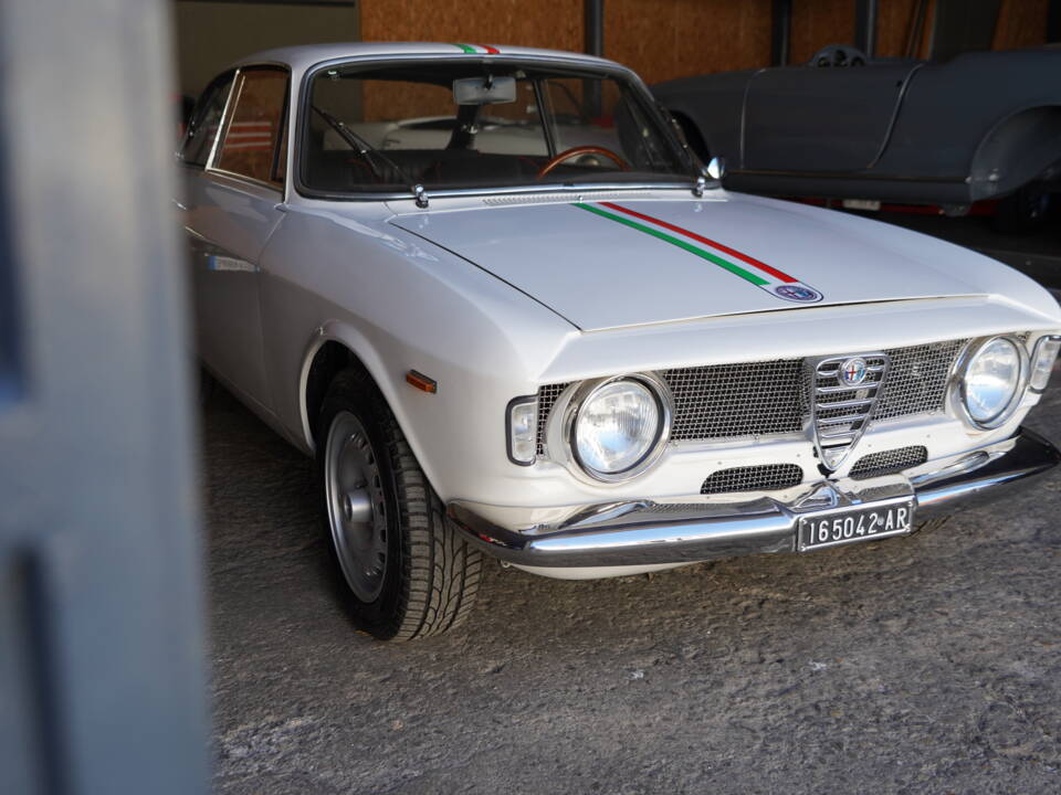 Image 18/28 de Alfa Romeo Giulia GT 1300 Junior (1970)