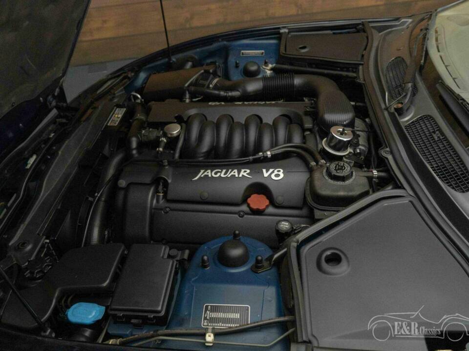 Image 18/19 of Jaguar XK8 4.0 (1997)