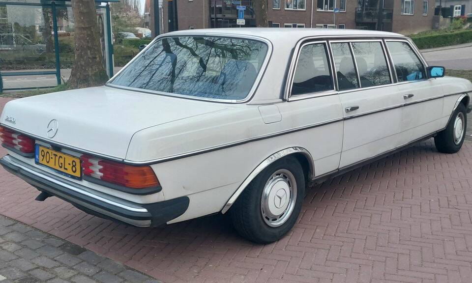 Image 7/8 of Mercedes-Benz 250 lang (1984)