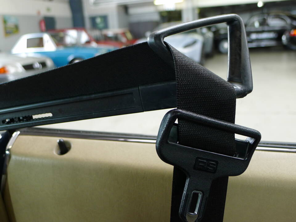 Image 11/33 of Mercedes-Benz 300 CE (1988)