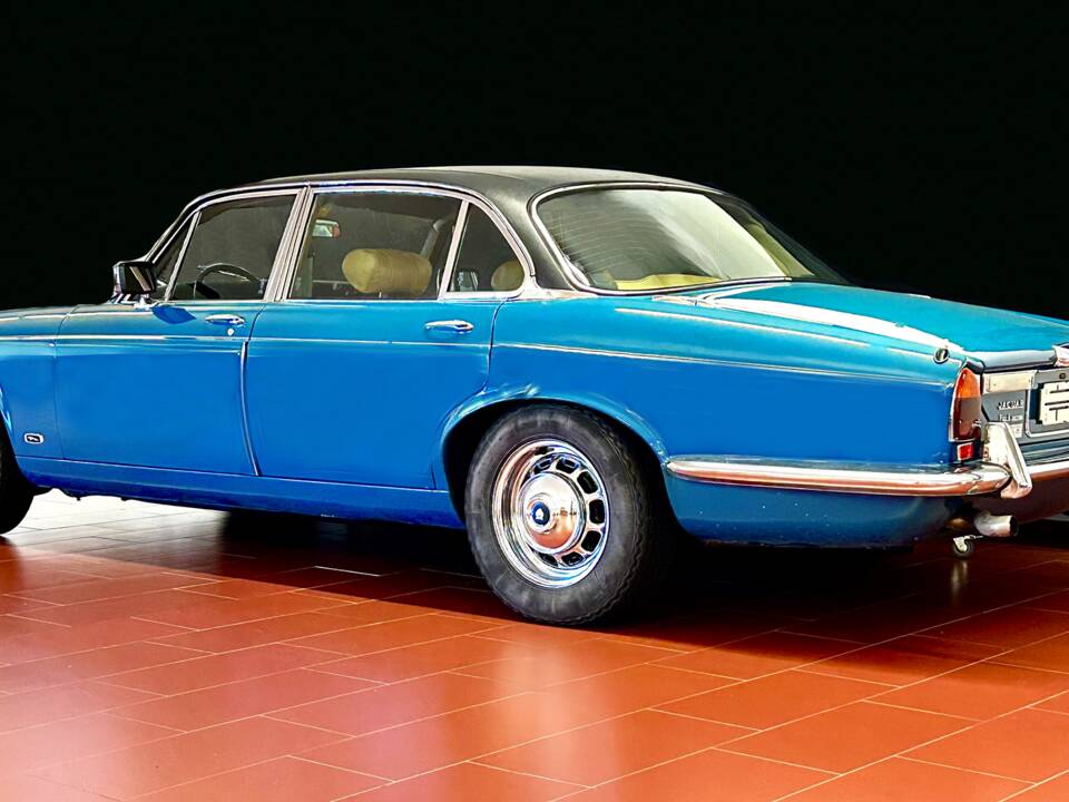 Image 3/13 of Jaguar XJ 12 (1979)