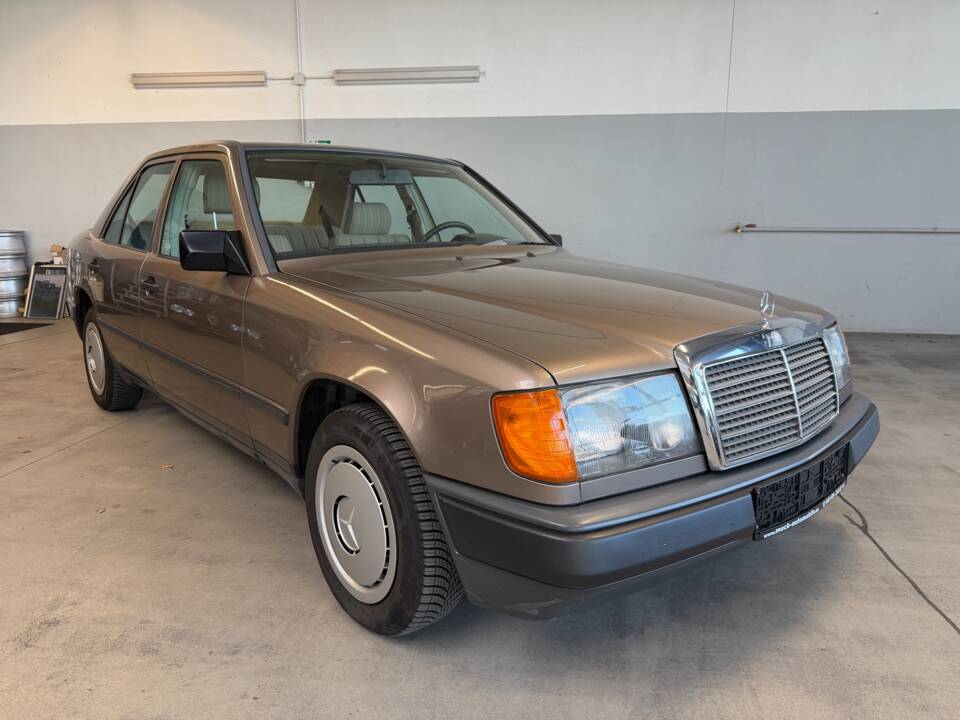 Afbeelding 4/36 van Mercedes-Benz 200 (1988)