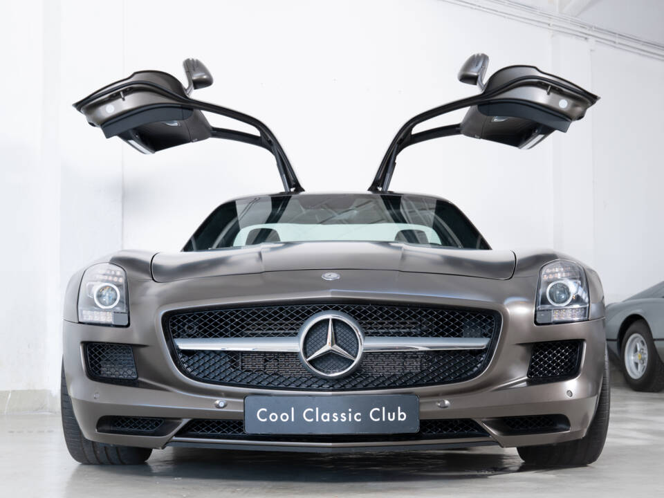 Image 2/33 of Mercedes-Benz SLS AMG (2010)