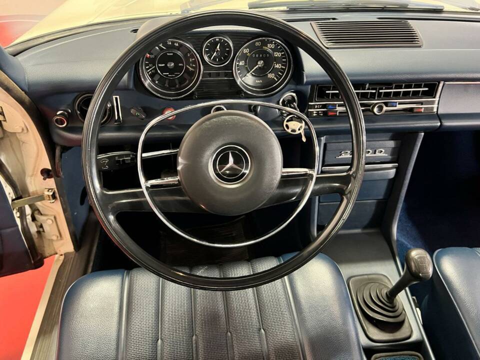 Bild 23/46 von Mercedes-Benz 220 D (1972)