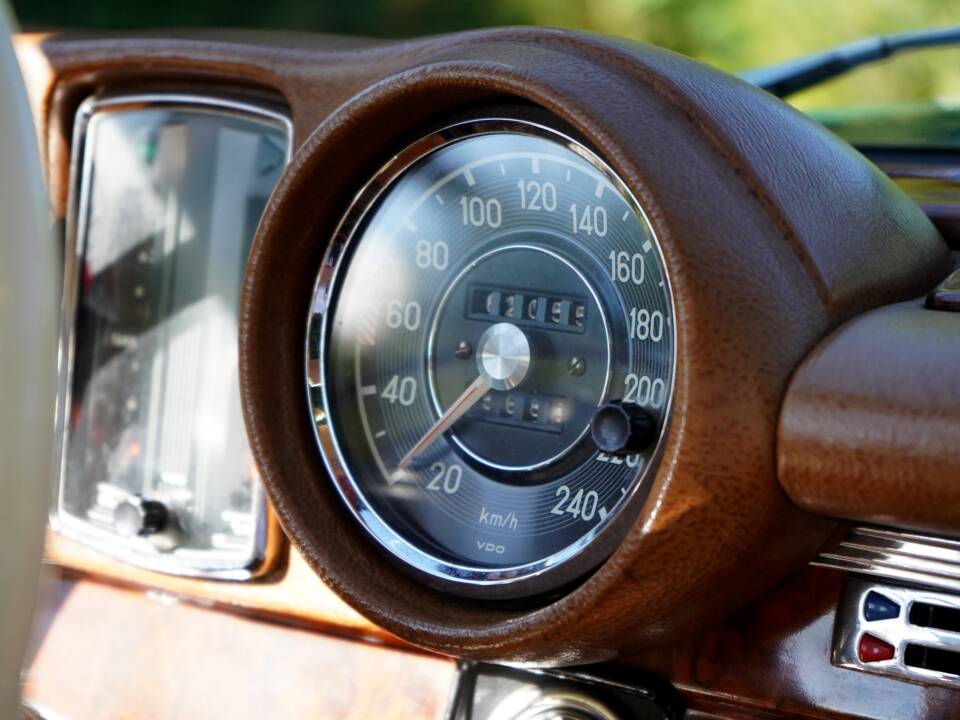 Image 13/17 de Mercedes-Benz 280 SE 3,5 (1970)