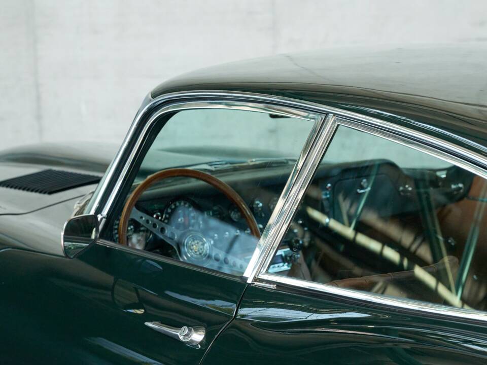 Image 17/50 de Jaguar E-Type (1970)