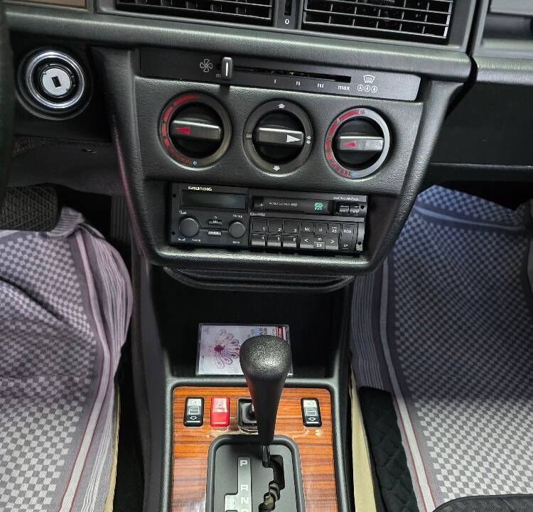 Imagen 23/69 de Mercedes-Benz 190 E 1.8 (1991)