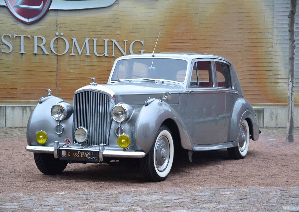 Image 2/23 of Bentley R-Type (1953)