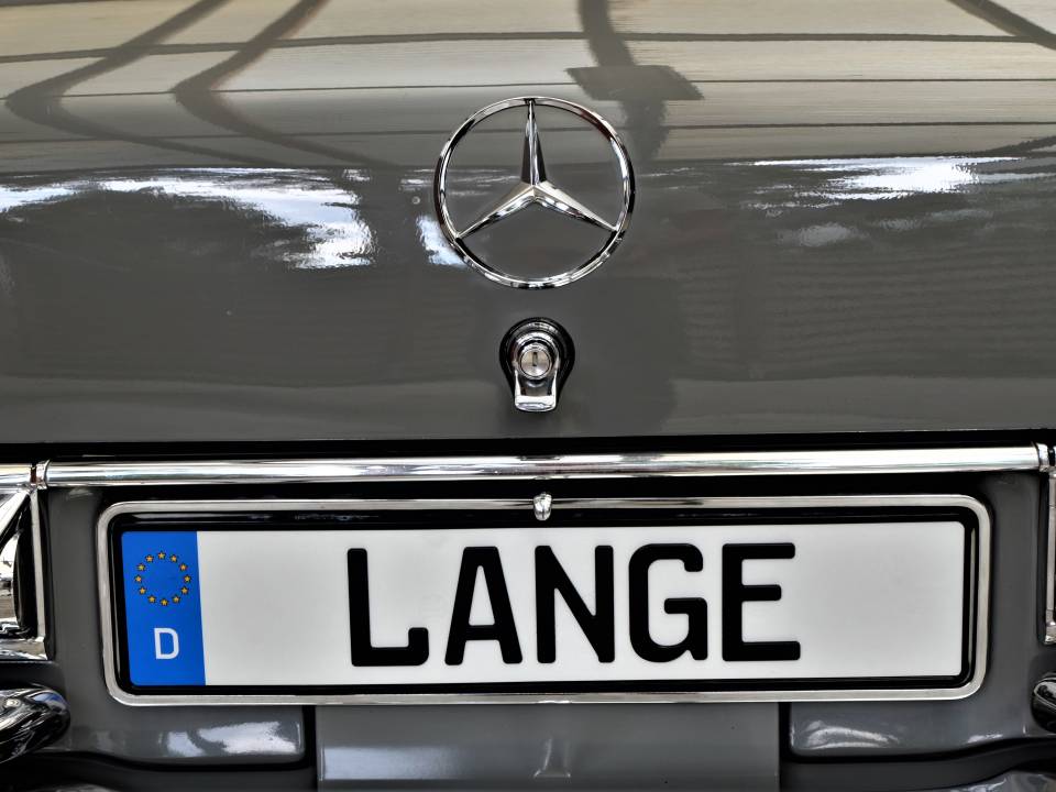 Image 10/89 of Mercedes-Benz 230 S (1967)