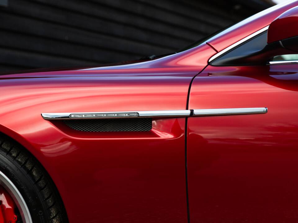 Afbeelding 26/81 van Aston Martin DB 9 Volante (2015)