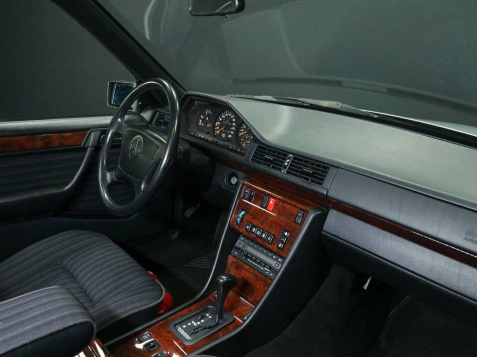 Bild 29/50 von Mercedes-Benz 300 E-24 (1992)