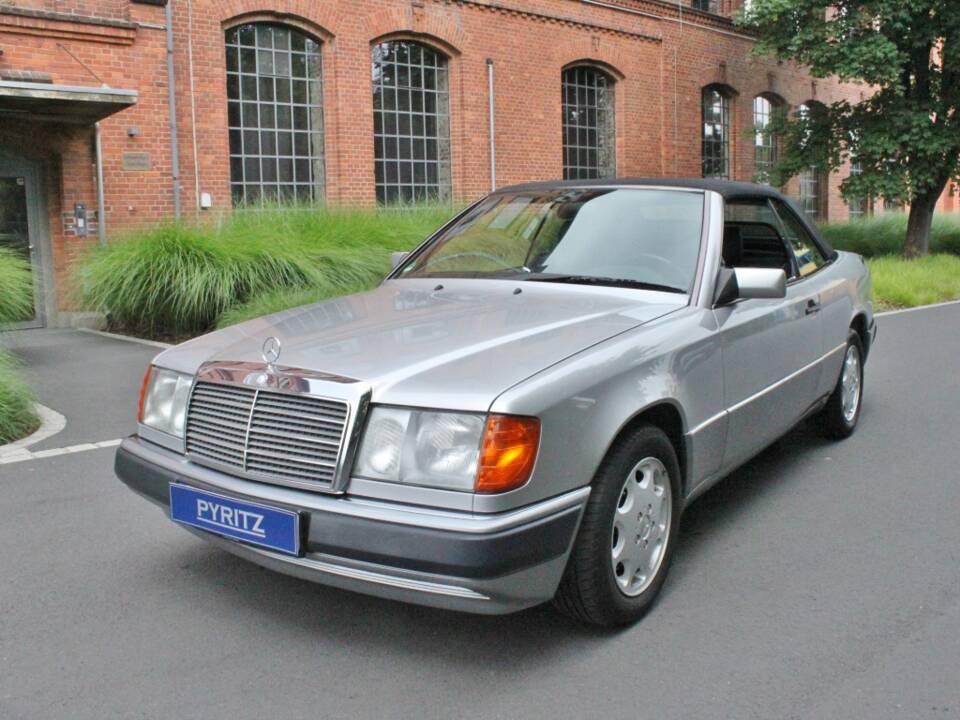Immagine 2/19 di Mercedes-Benz 300 CE-24 (1992)