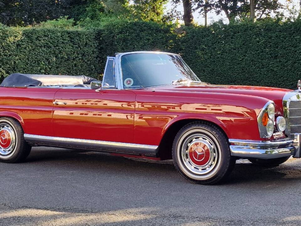 Image 4/44 of Mercedes-Benz 220 SE b (1962)