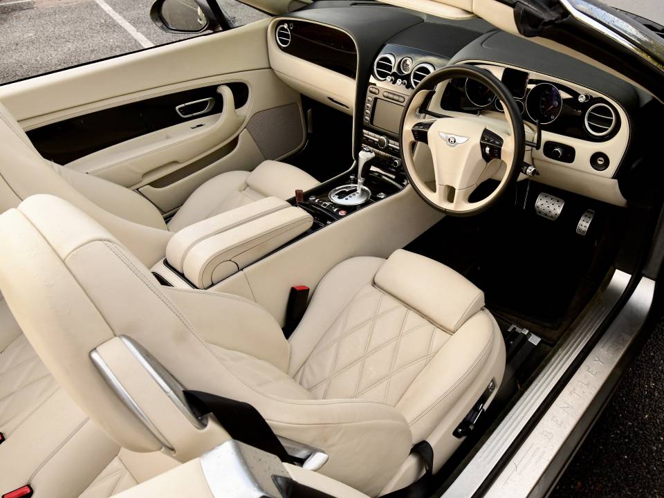 Image 18/44 of Bentley Continental GTC (2011)