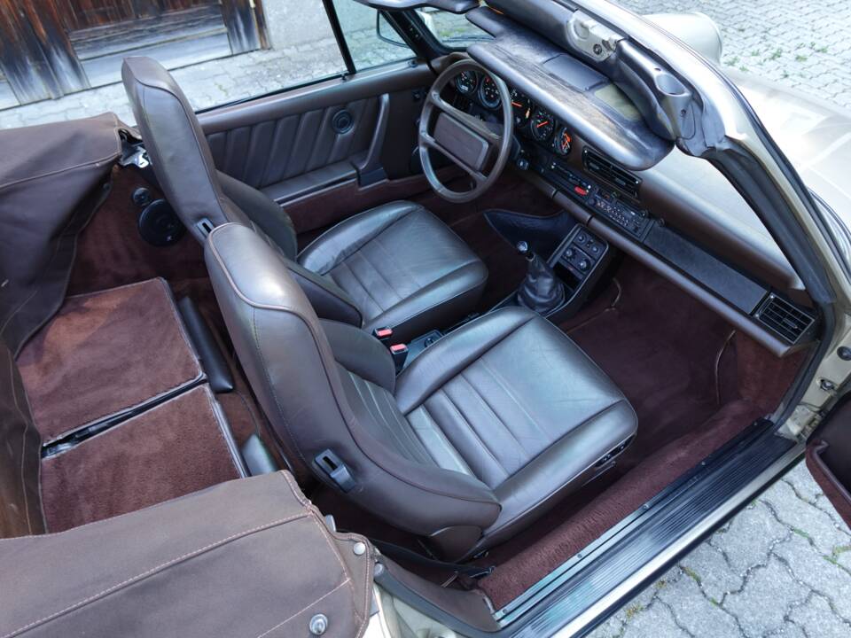 Image 18/40 of Porsche 911 Carrera 3.2 (1986)