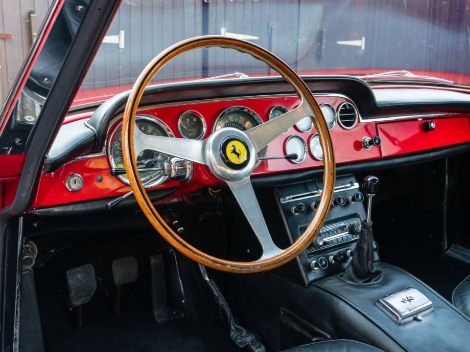 Image 32/50 of Ferrari 250 GTE (1963)