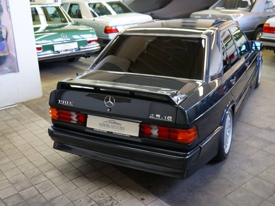 Afbeelding 11/38 van Mercedes-Benz 190 E 2.5-16 (1992)