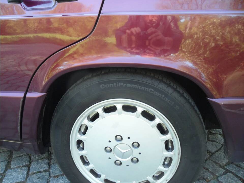 Image 45/137 of Mercedes-Benz 190 E 1.8 Avantgarde &quot;Rosso&quot; (1992)