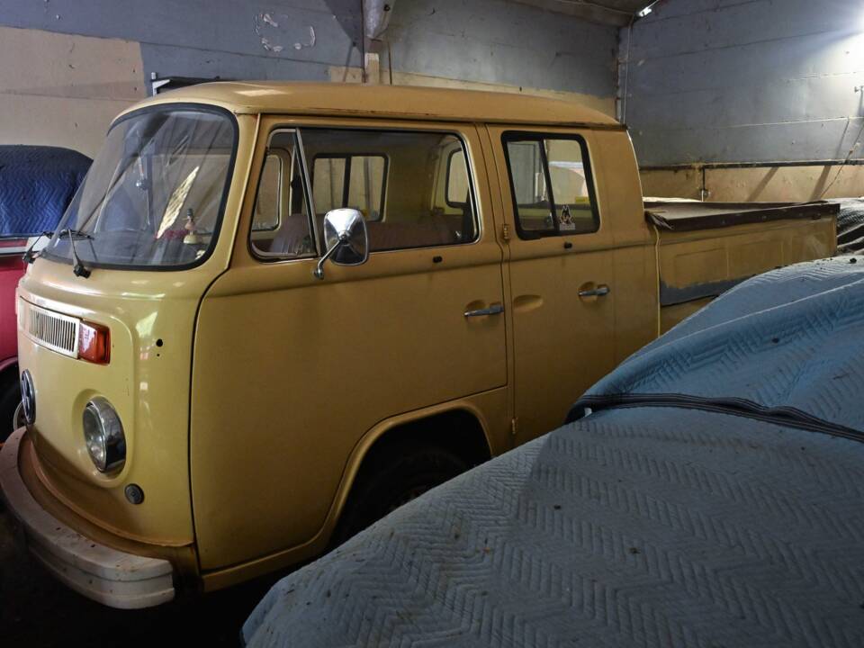 Image 2/23 of Volkswagen T2b Pickup Double Cabin (1978)