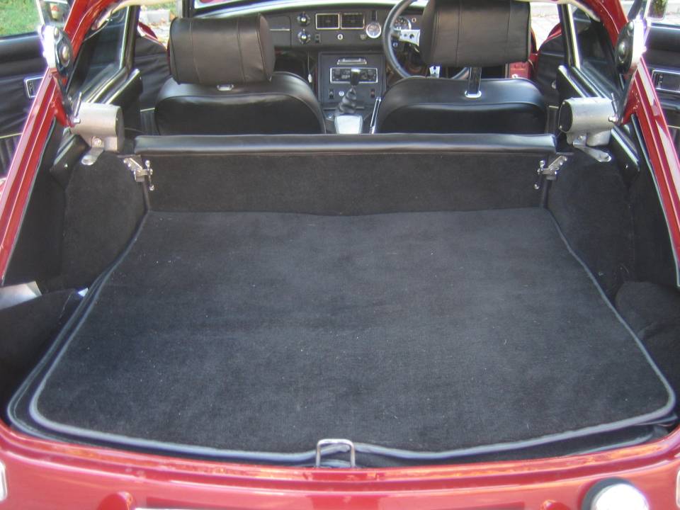 Image 9/9 of MG MGB GT V8 (1974)
