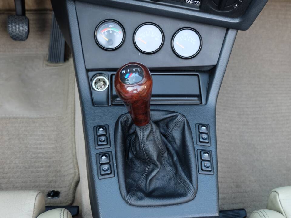Immagine 19/48 di BMW 325i (1986)