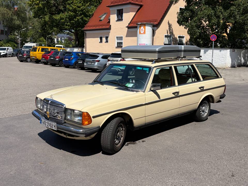 Image 8/36 of Mercedes-Benz 300 TD Turbodiesel (1982)