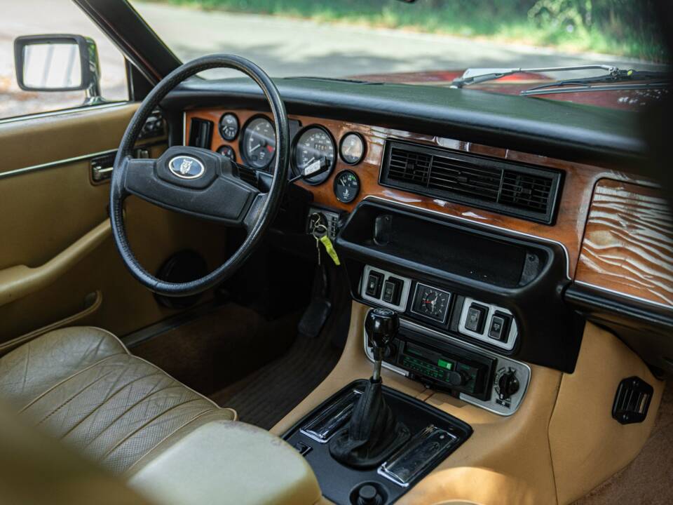 Bild 26/50 von Jaguar XJ 6 4.2 (1981)
