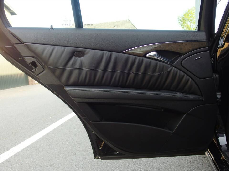Image 51/98 of Mercedes-Benz E 63 AMG T (2008)