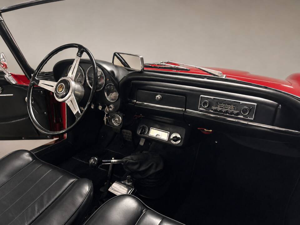 Image 23/31 of Alfa Romeo 2600 Spider (1964)