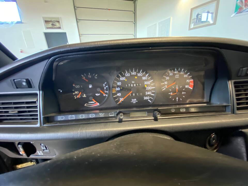 Bild 25/66 von Mercedes-Benz 190 E 2.3-16V (1986)
