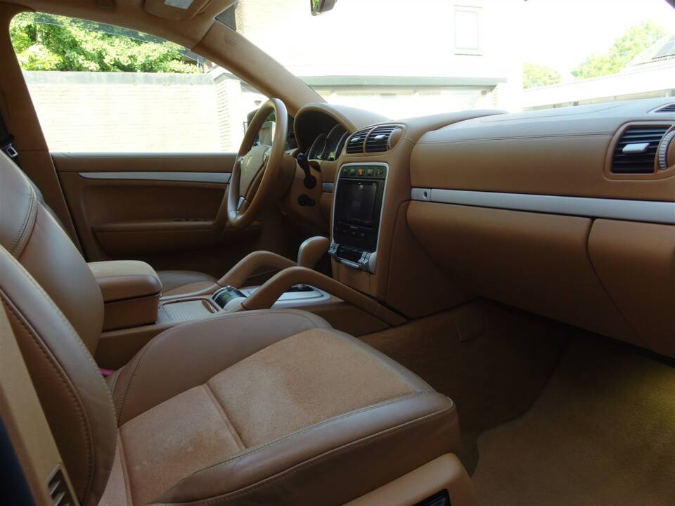 Image 44/98 of Porsche Cayenne GTS (2008)