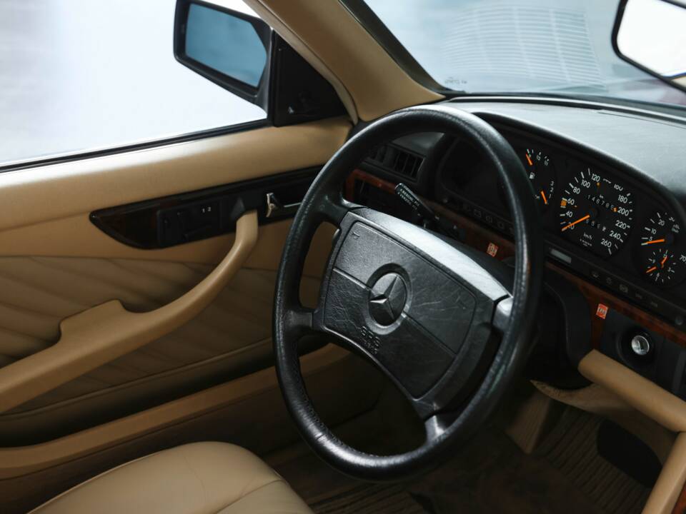 Image 19/39 of Mercedes-Benz 560 SEC (1990)