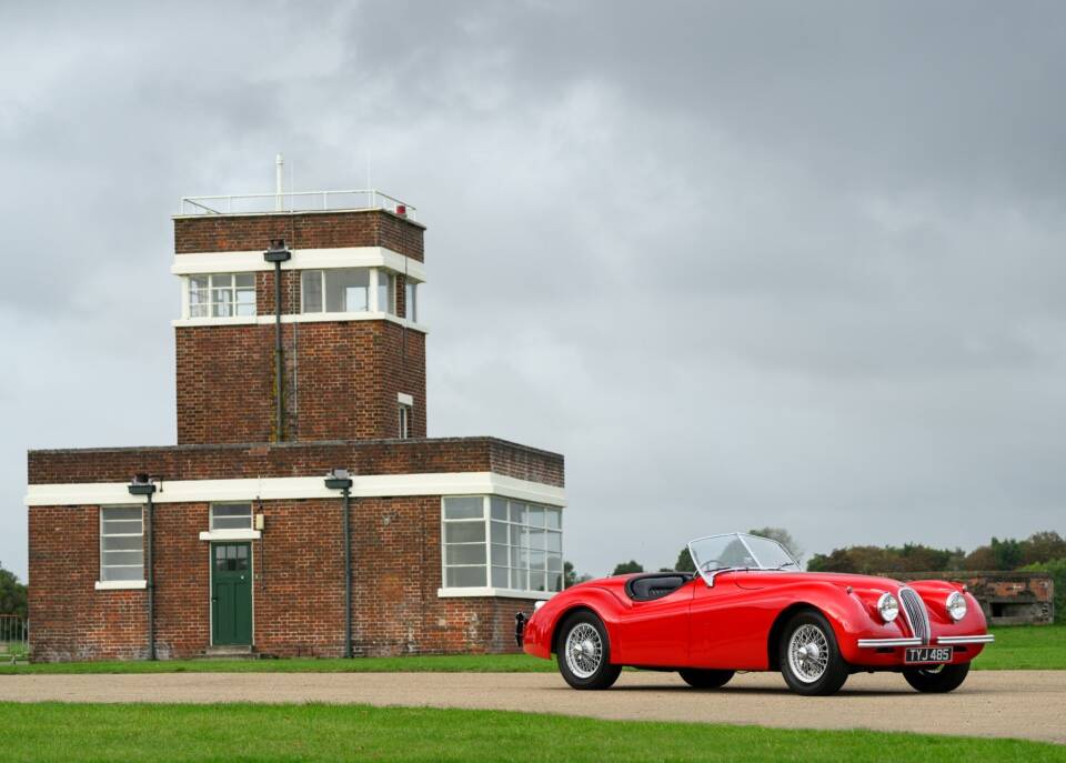 Image 15/37 of Jaguar XK 120 SE OTS (1954)