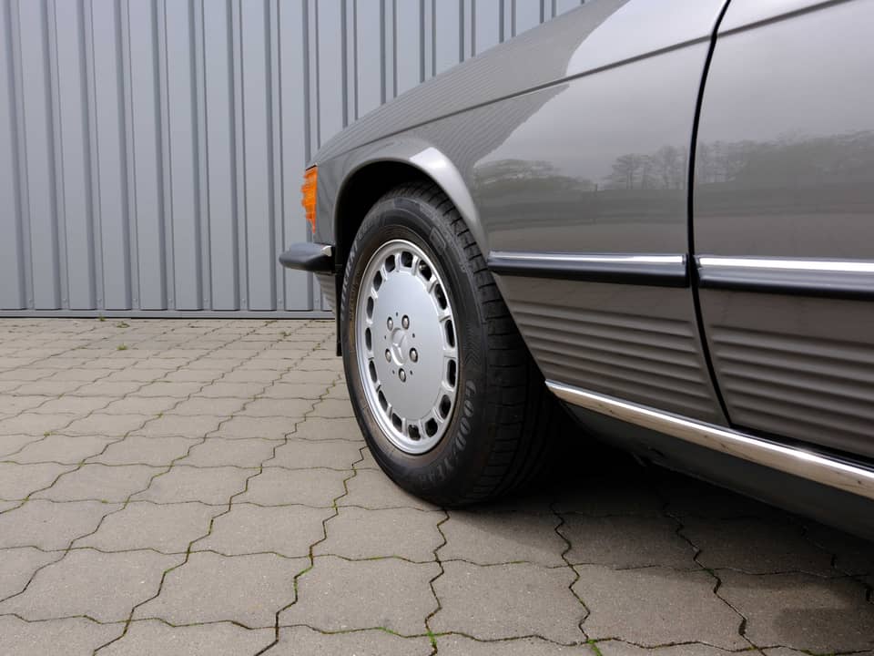 Image 65/96 of Mercedes-Benz 560 SL (1987)