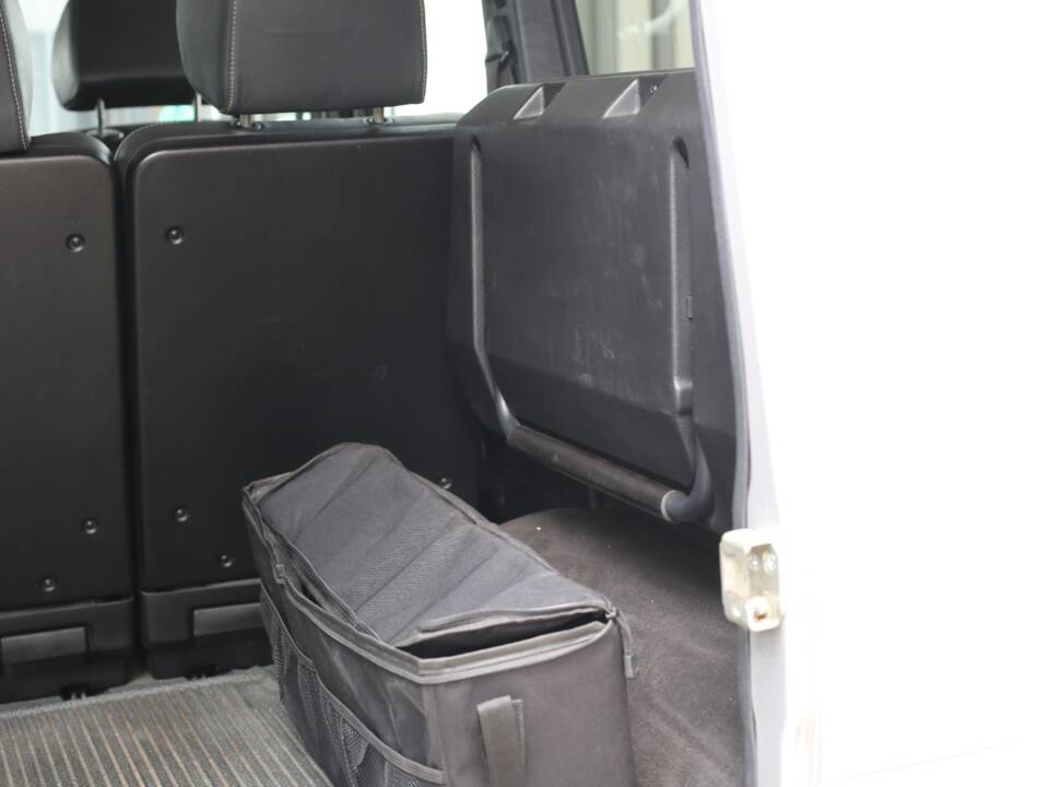 Image 18/64 of Mercedes-Benz G 400 CDI (LWB) (2004)