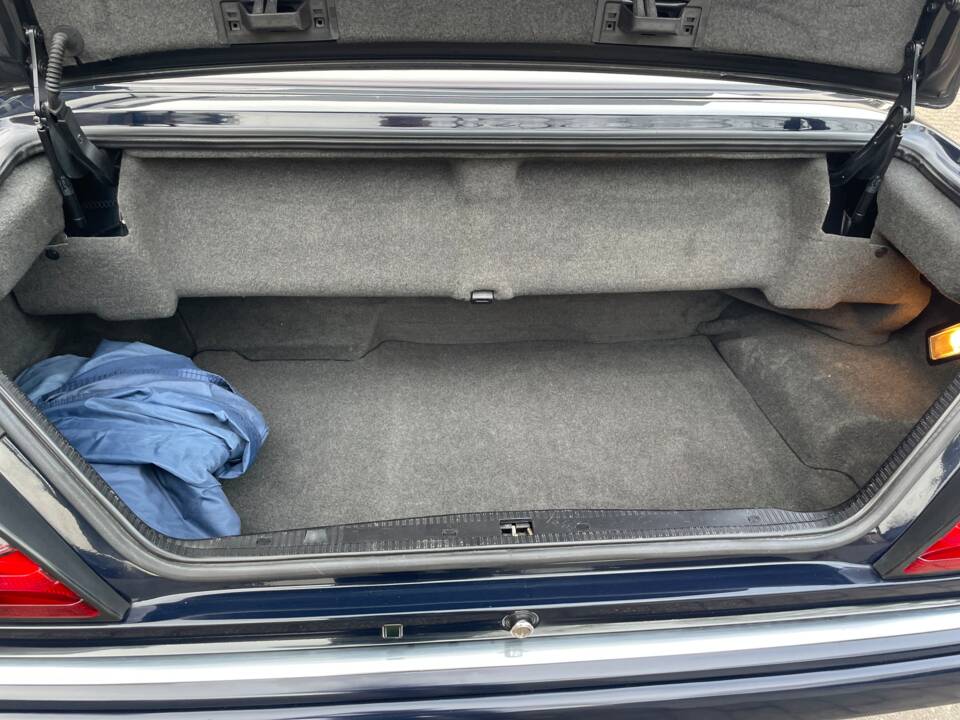 Image 15/25 of Mercedes-Benz E 200 (1996)