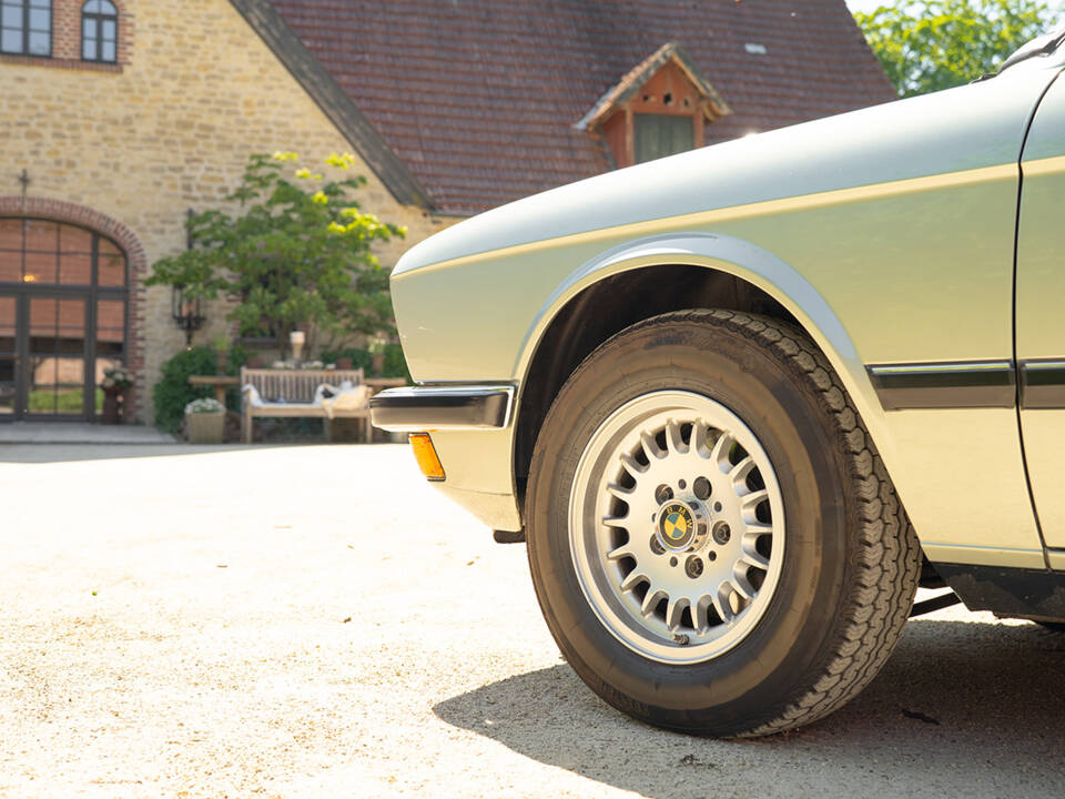 Image 20/63 of BMW 528i (1984)