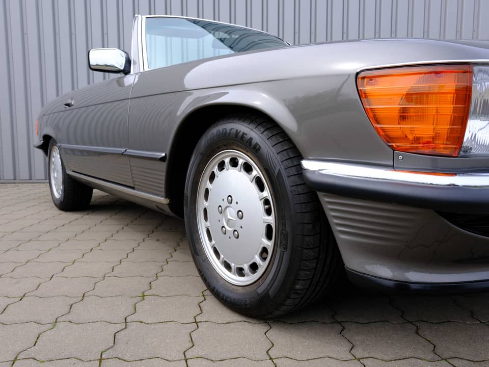 Image 21/96 of Mercedes-Benz 560 SL (1987)