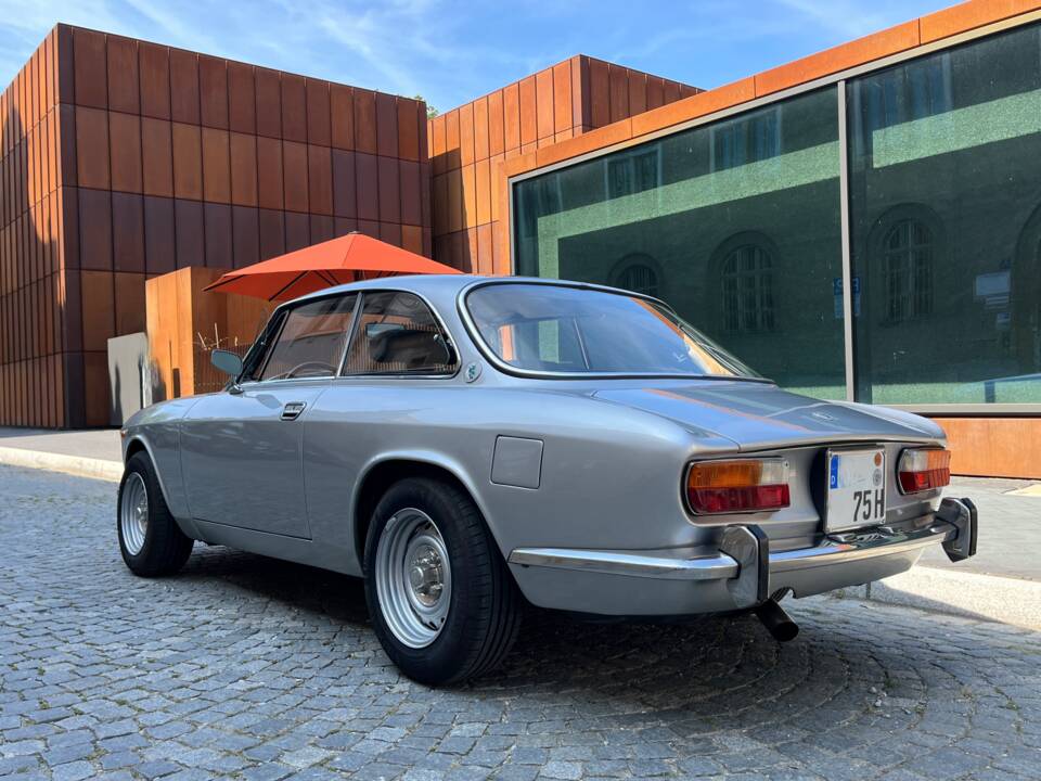 Image 2/50 of Alfa Romeo 2000 GT Veloce (1975)