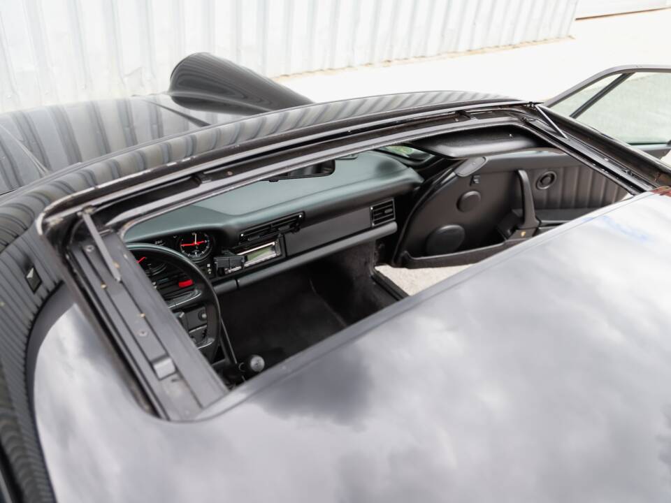 Image 77/108 de Porsche 911 Carrera 3.2 (1989)