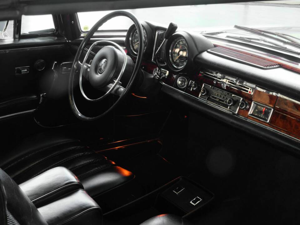 Image 22/49 de Mercedes-Benz 280 SE (1970)