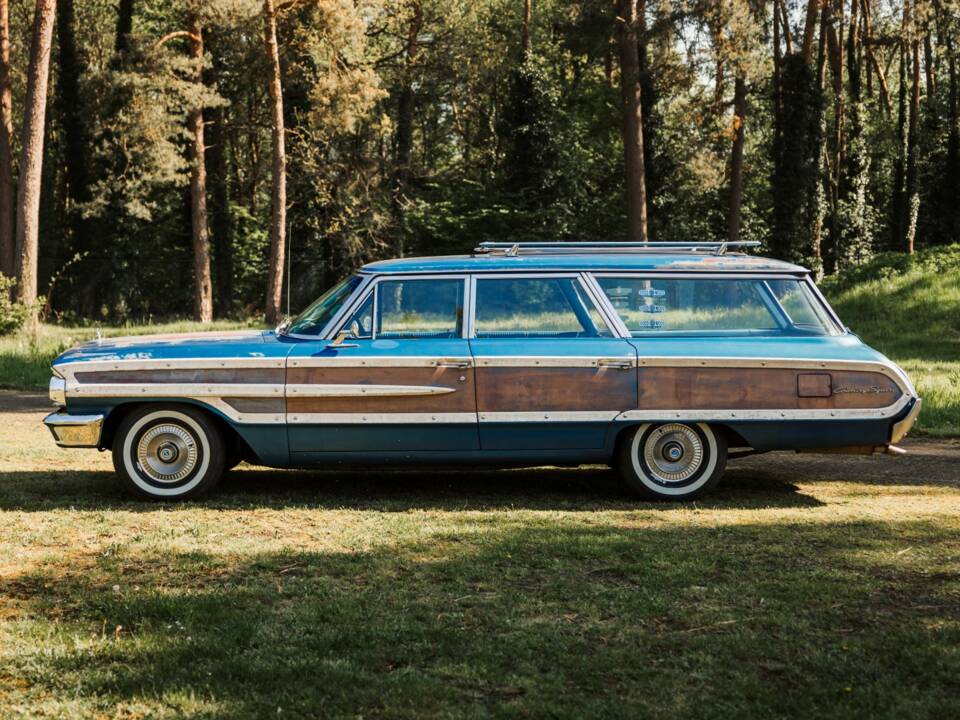 Immagine 2/20 di Ford Country Squire Station Wagon (1964)