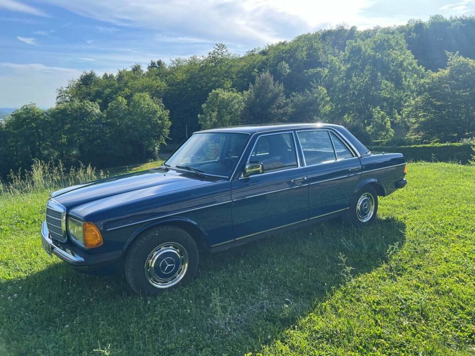 Bild 3/8 von Mercedes-Benz 200 (1984)