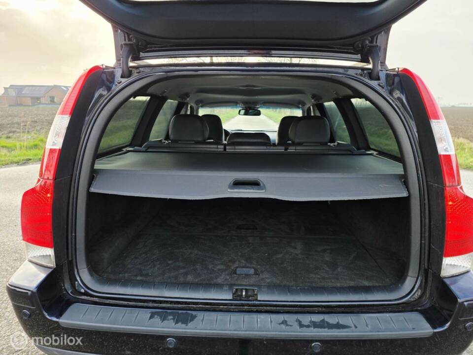 Imagen 15/32 de Volvo V 70 2.4 (2006)