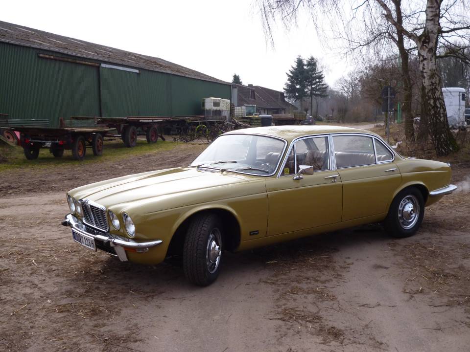 Image 4/13 of Jaguar XJ 6 L 4.2 (1977)