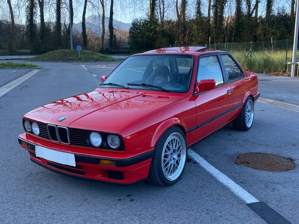 Image 117/180 de BMW 316i (1989)