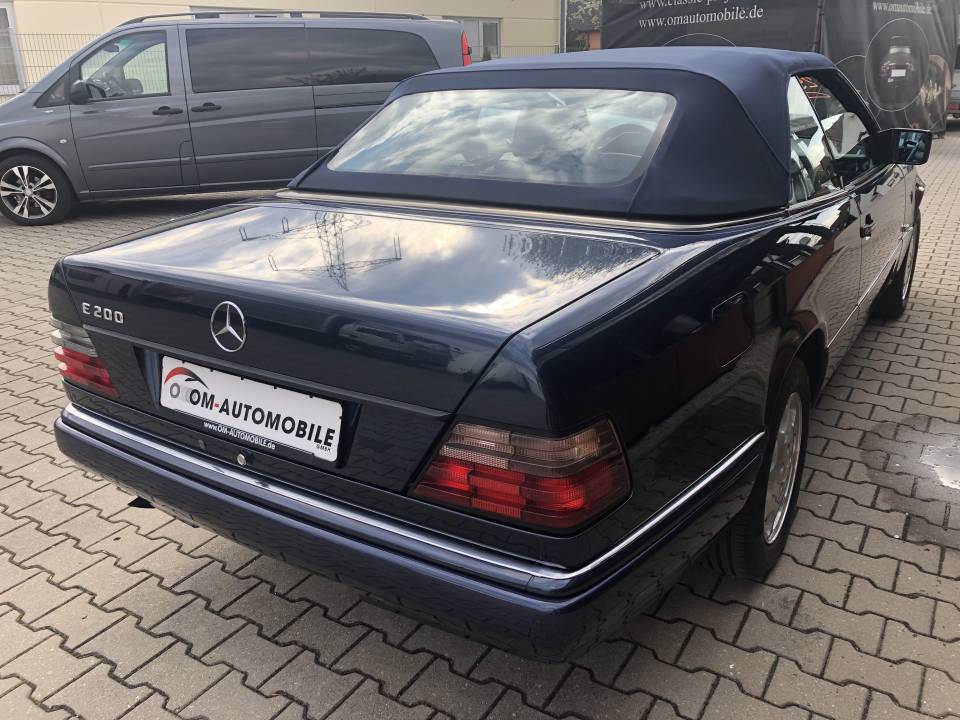 Image 2/20 of Mercedes-Benz E 200 (1997)