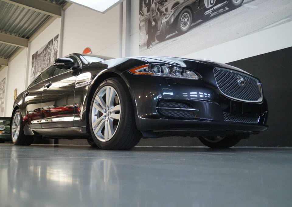 Immagine 17/32 di Jaguar XJ 5.0 (2011)