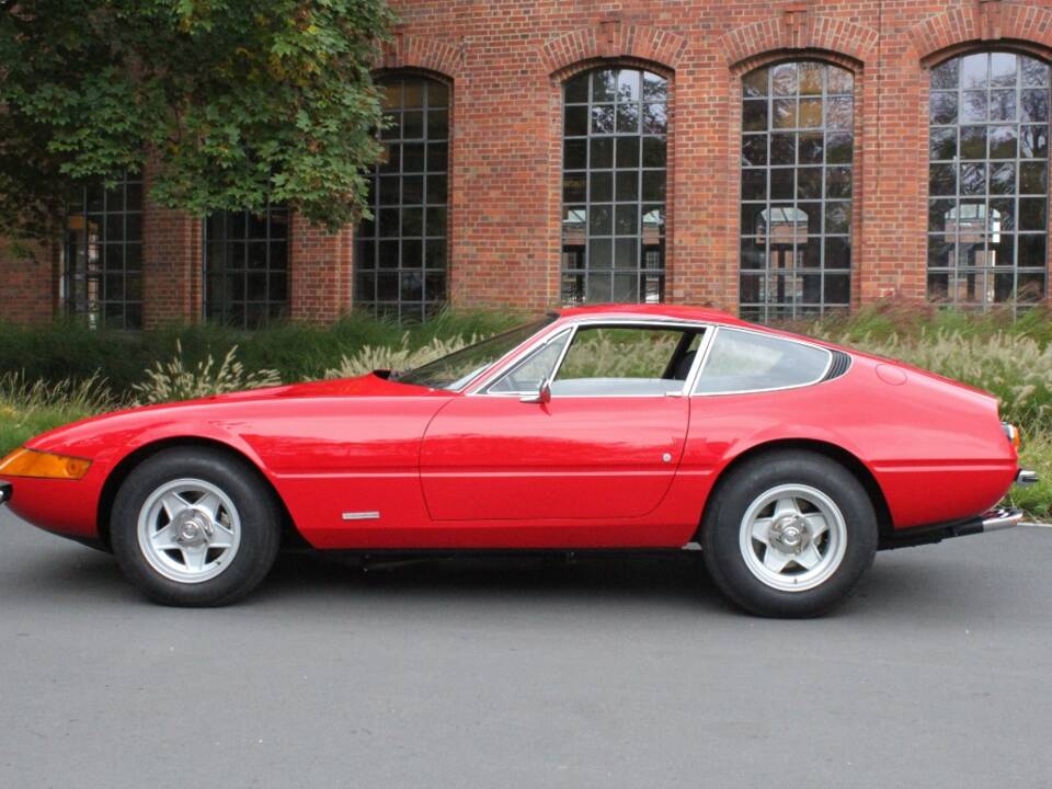 Image 3/22 of Ferrari 365 GTB&#x2F;4 Daytona (1971)